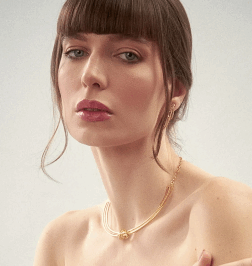 Entre Linhas e Luzes: o encanto das semijoias nos looks listrados