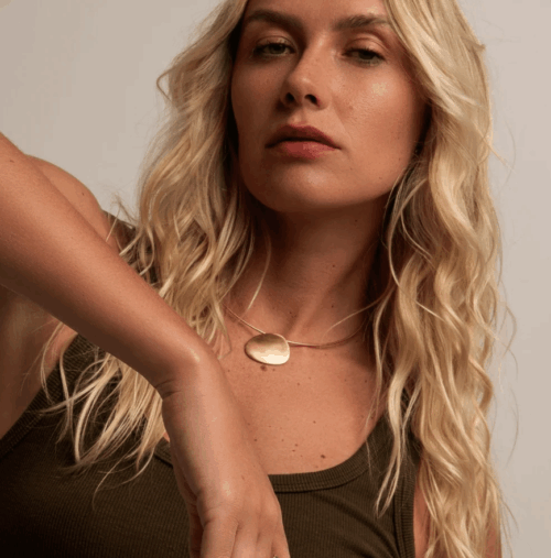 Entre tecidos e brilhos: o charme eterno dos babados