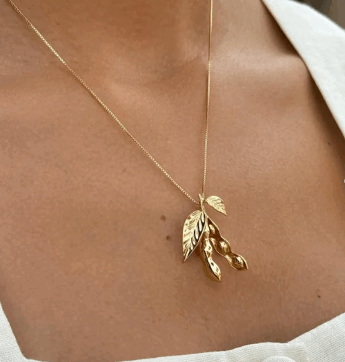 Entre o campo e o brilho: a elegância rústica da linha agro nas semijoias