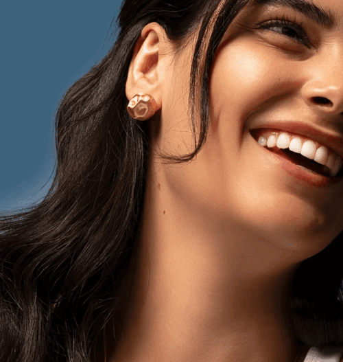 O fascínio do metal: quando o brilho se torna linguagem