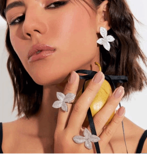 Entre Pétalas e Brilhos: o encanto das semijoias florais