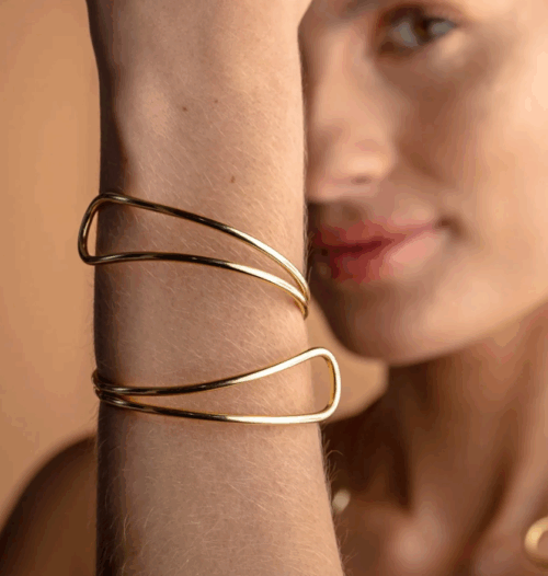 Pulseiras e Braceletes: a elegância que acompanha cada movimento