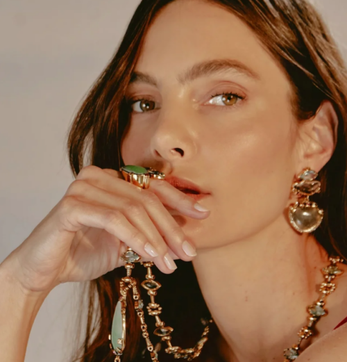 A Estética Gótica Refinada nas Semijoias Camila Klein