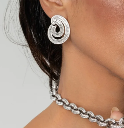 Pantone Cloud Dancer & Moissanite: quando o tom do ano encontra o brilho do futuro