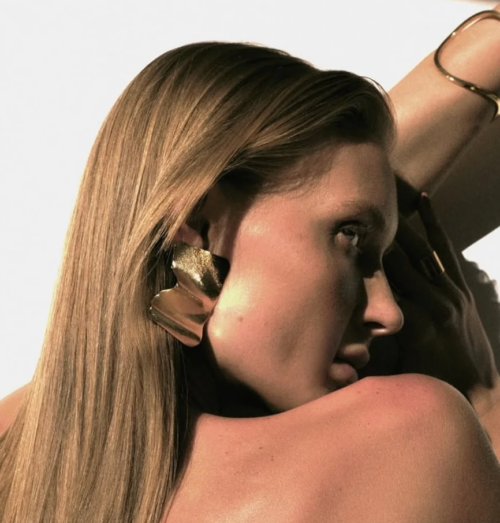 Maxi brincos: o acessório que domina o verão 2026