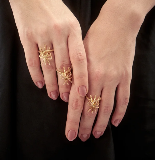 Brilho em Cada Gesto: semijoias que transformam luvas em estilo